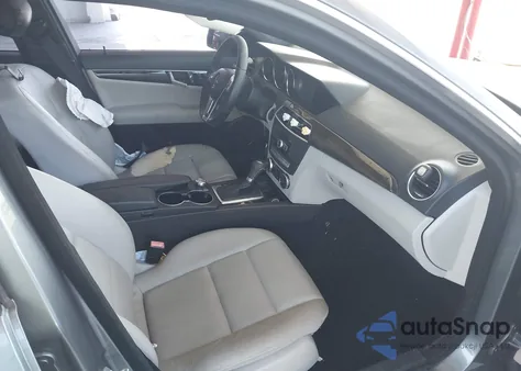 2012 Mercedes-Benz C 350 Sport z USA, uszkodzony, nr VIN WDDGF5HB7CR196993